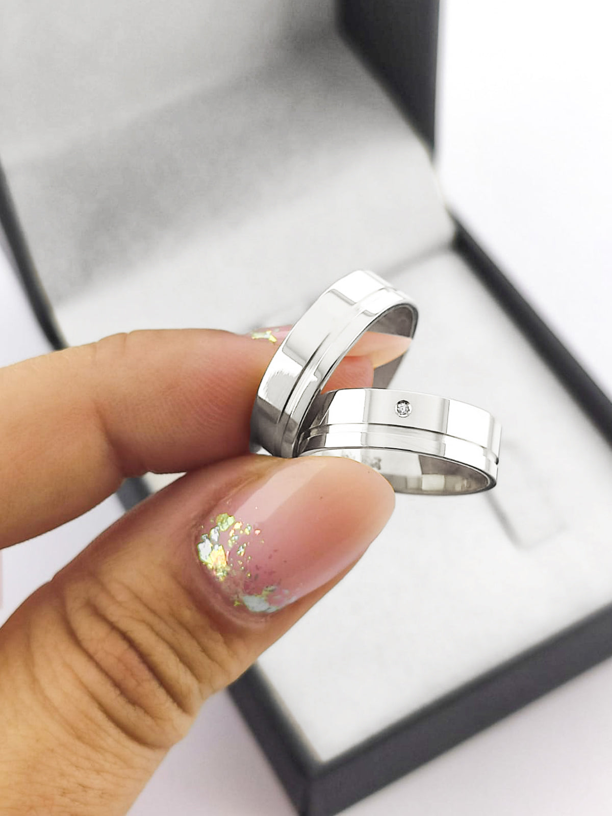 Par de Alianças Prata 925 Anatômica com Friso e Pedra 5mm com Gravação Personalizada
