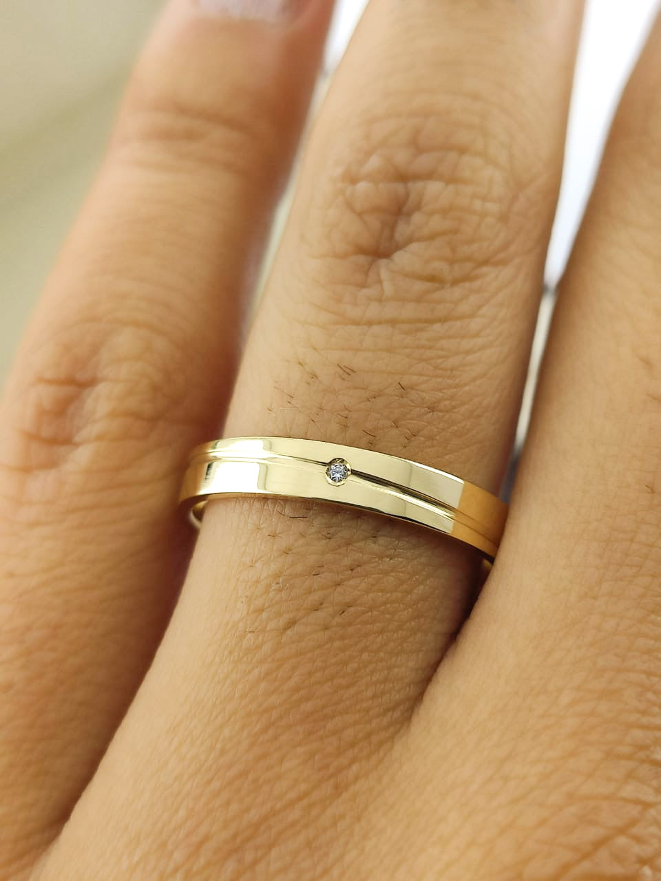 Par de Alianças Ouro 18K Anatômica com Friso Diagonal e Pedra Polida 3mm