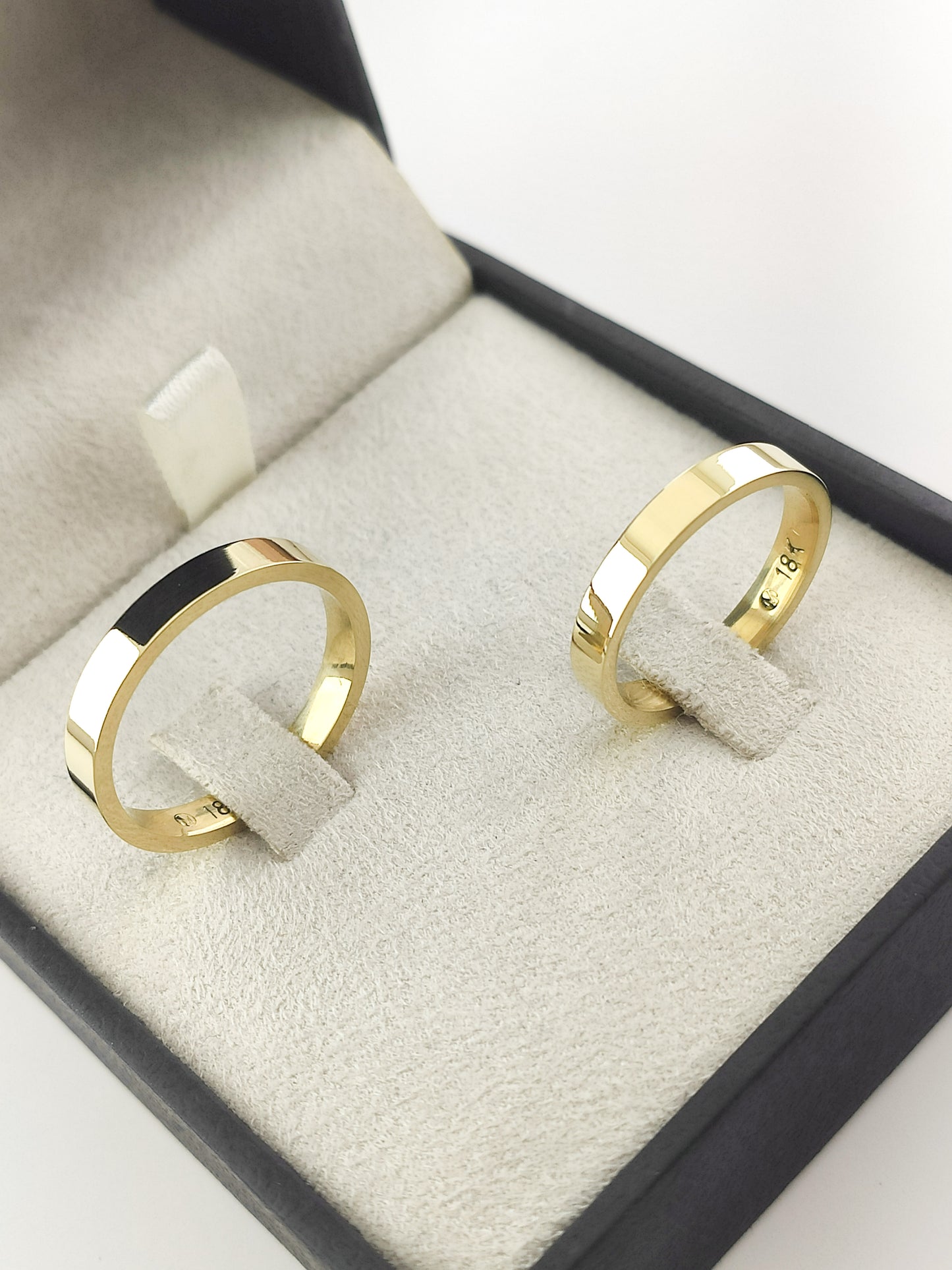 Par de Alianças Ouro 18K Anatômica Fina Reta Mod 120 Polida 3mm
