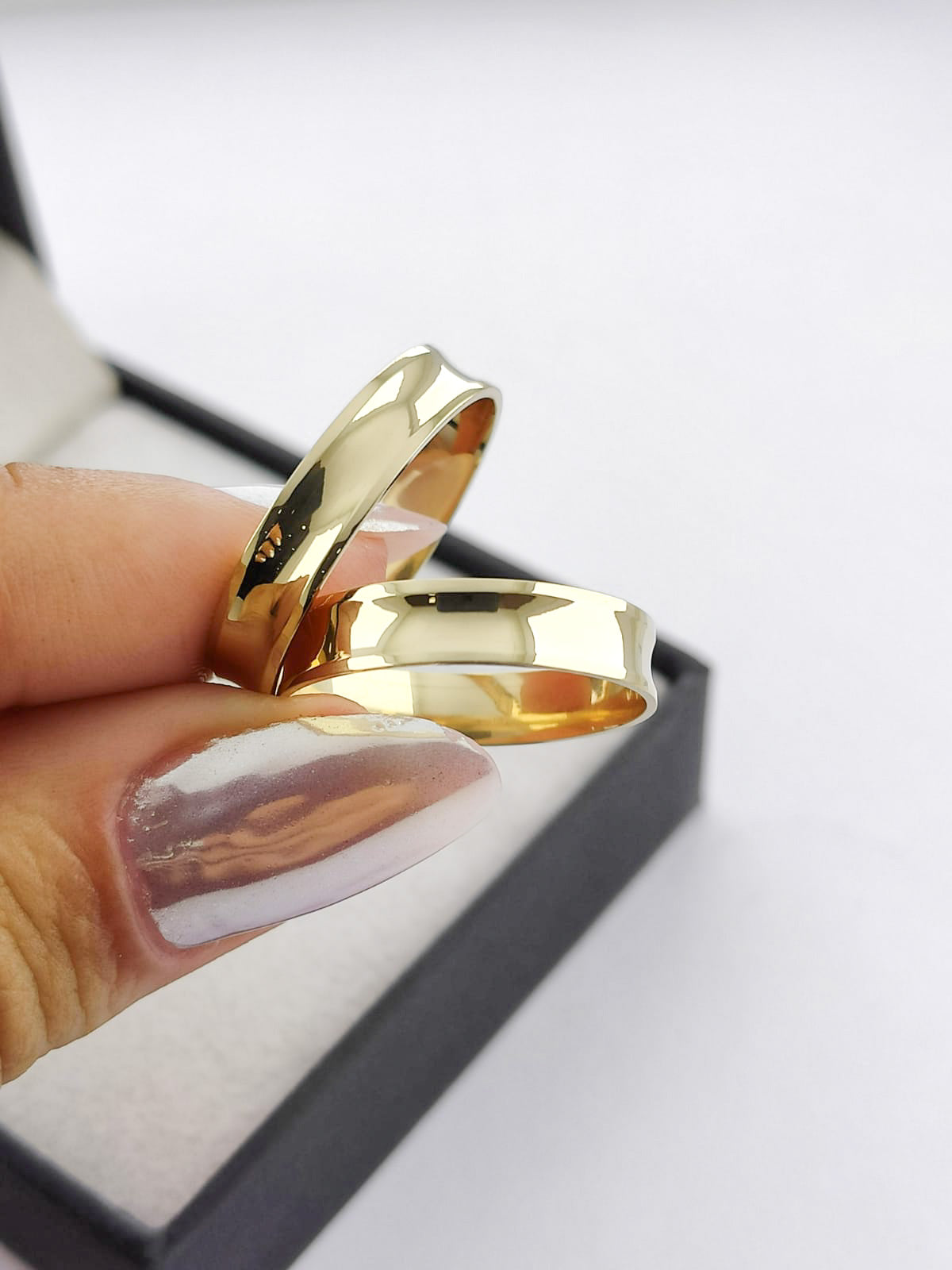 Par de Alianças Ouro 18K Anatômica Côncava Polida 4mm