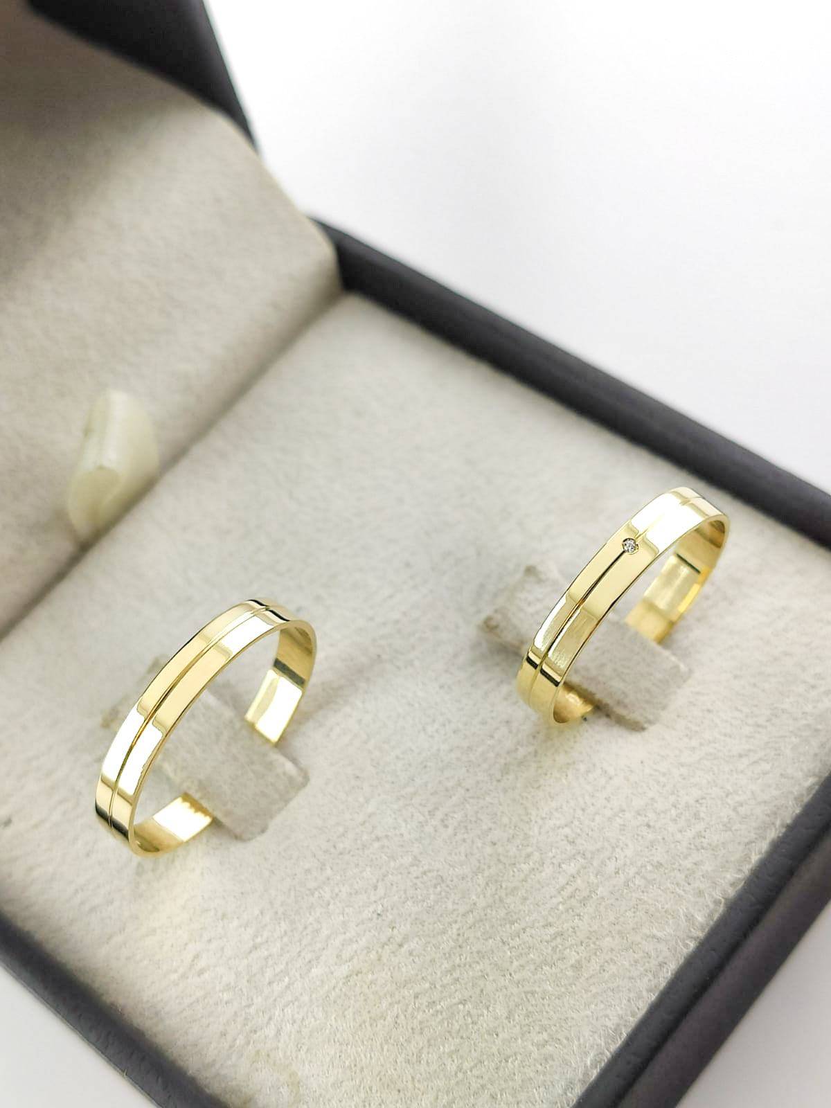 Par de Alianças Ouro 18K Anatômica Reta com Friso Polida 3,5mm
