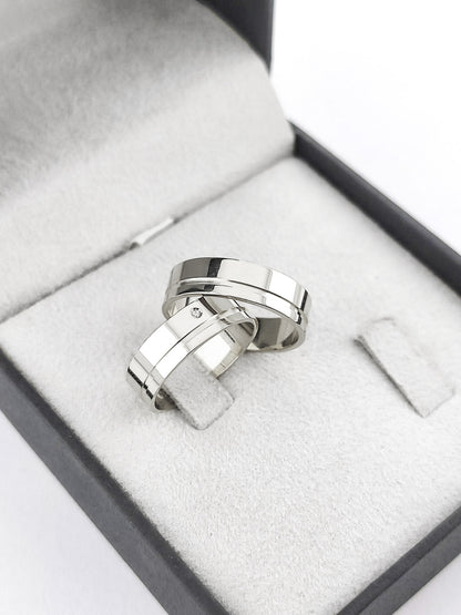 Par de Alianças Prata 925 Anatômica com Friso e Pedra 5mm com Gravação Personalizada