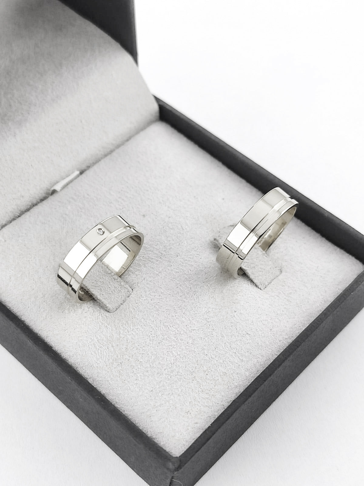 Par de Alianças Prata 925 Anatômica com Friso e Pedra 5mm com Gravação Personalizada