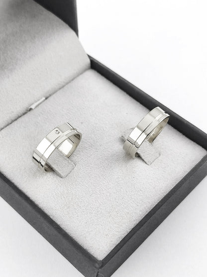 Par de Alianças Prata 925 Anatômica com Friso e Pedra 5mm com Gravação Personalizada