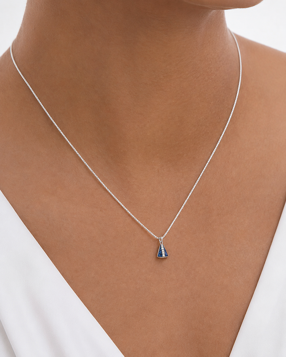 Colar Nossa Senhora Mini Azul Prata com Pingente Religioso Delicado
