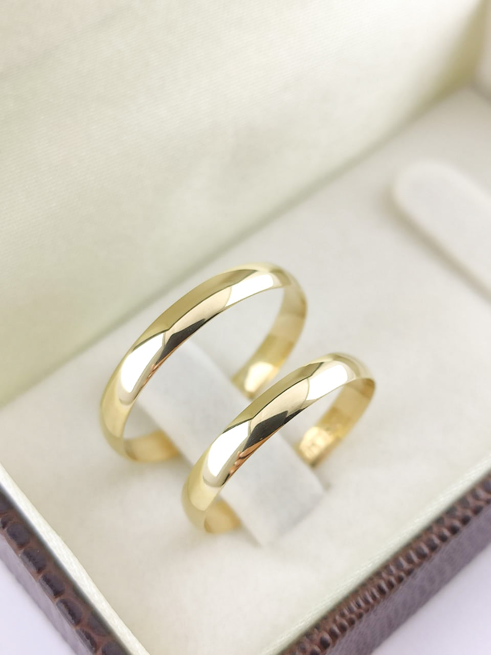 Par de Alianças Ouro 18K Meia Cana Polida 3mm