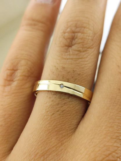 Par de Alianças Ouro 18K Anatômica com Friso Diagonal e Pedra Polida 3mm