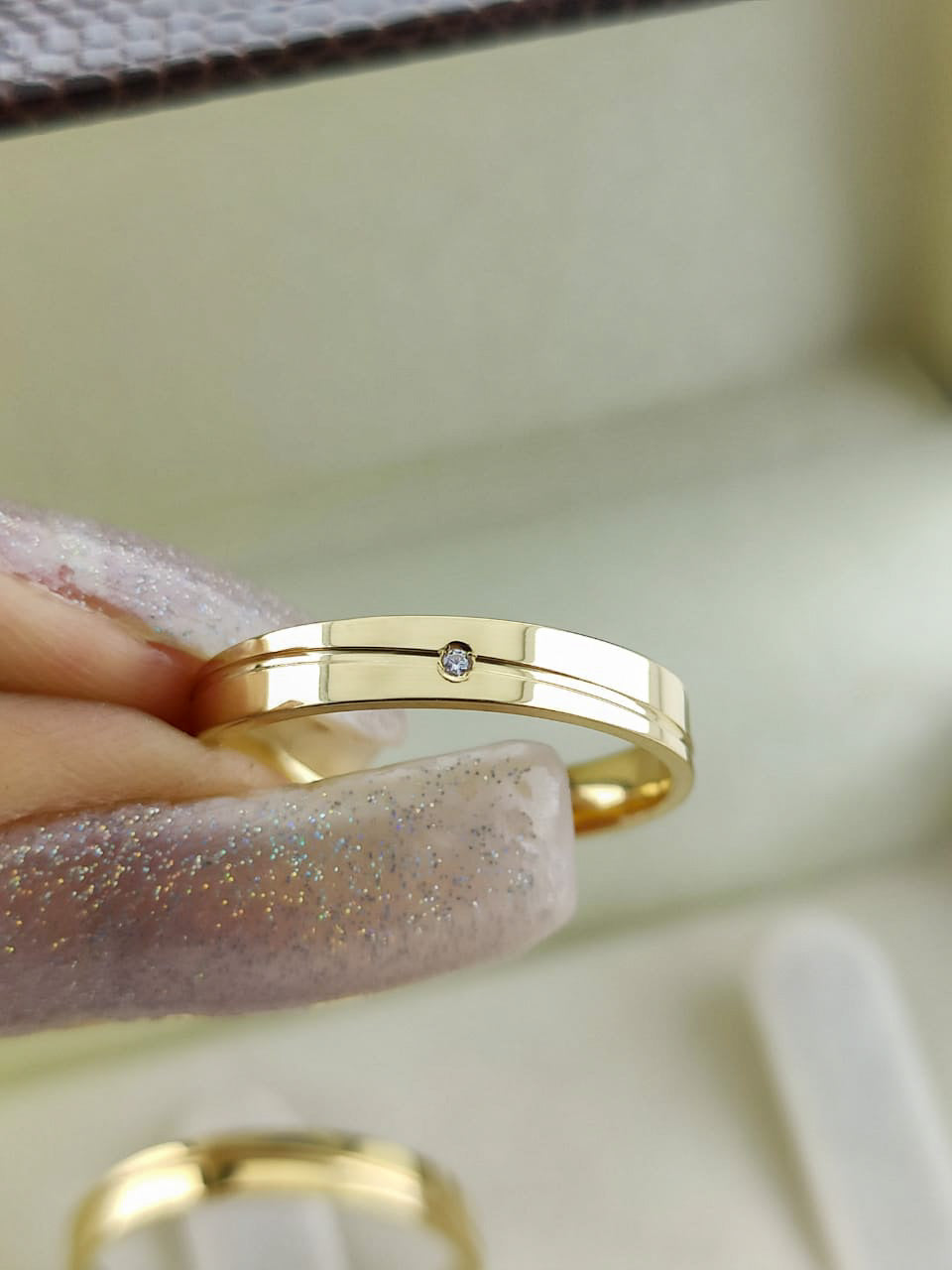 Par de Alianças Ouro 18K Anatômica com Friso Diagonal e Pedra Polida 3mm