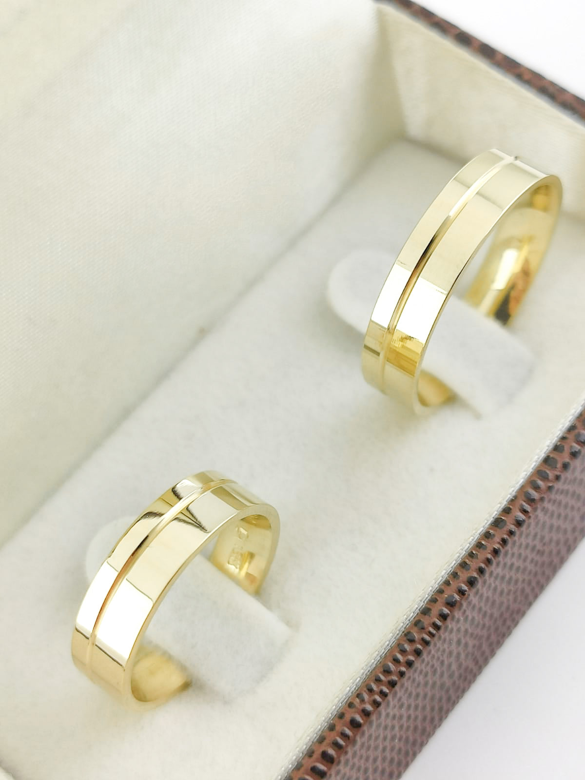 Par de Alianças Ouro 18K Anatômica Reta com Friso Lateral Polida 5mm