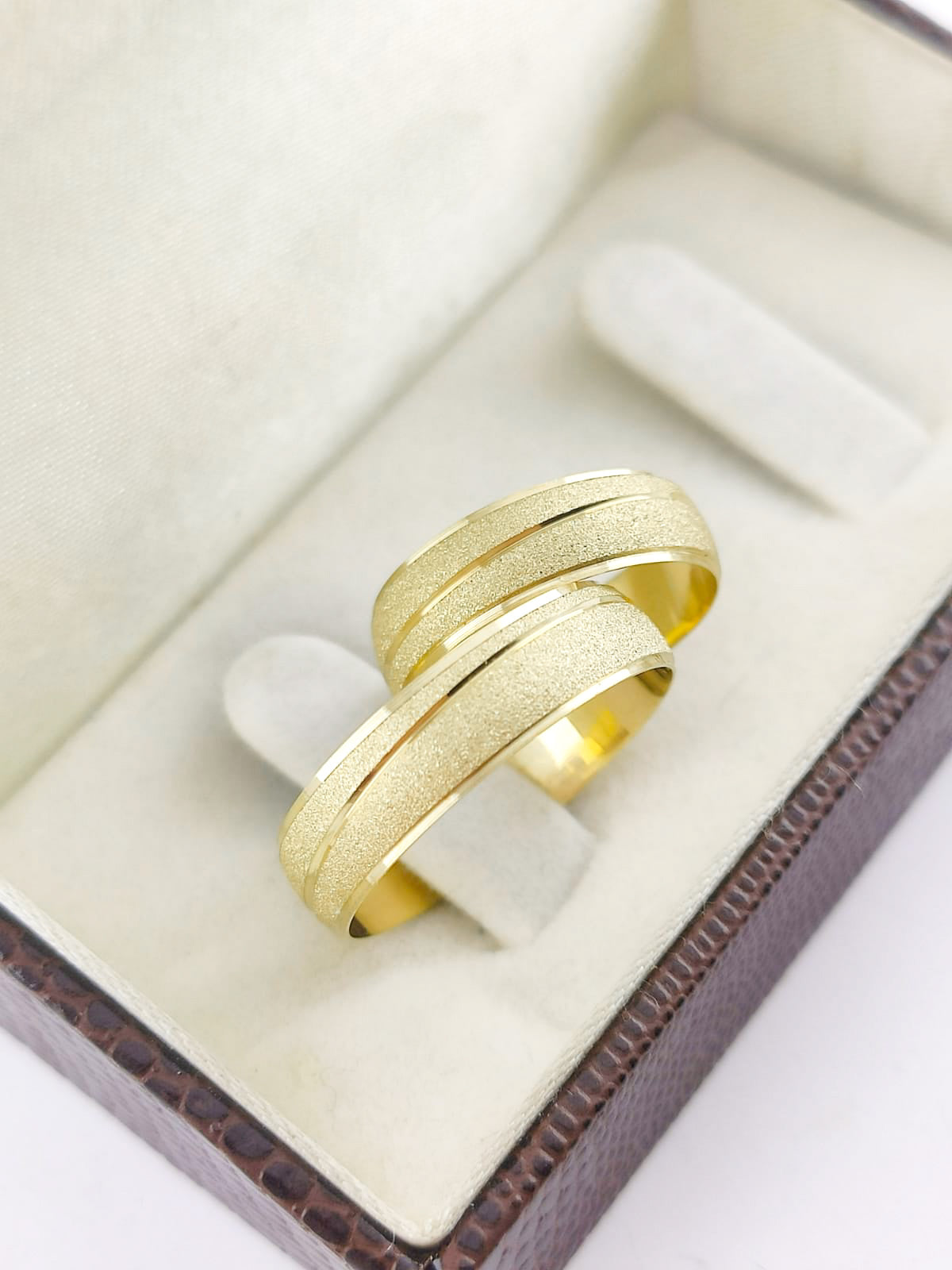Par de Alianças Ouro 18K Anatômica com Friso Transversal Fosca Polida 5,5mm