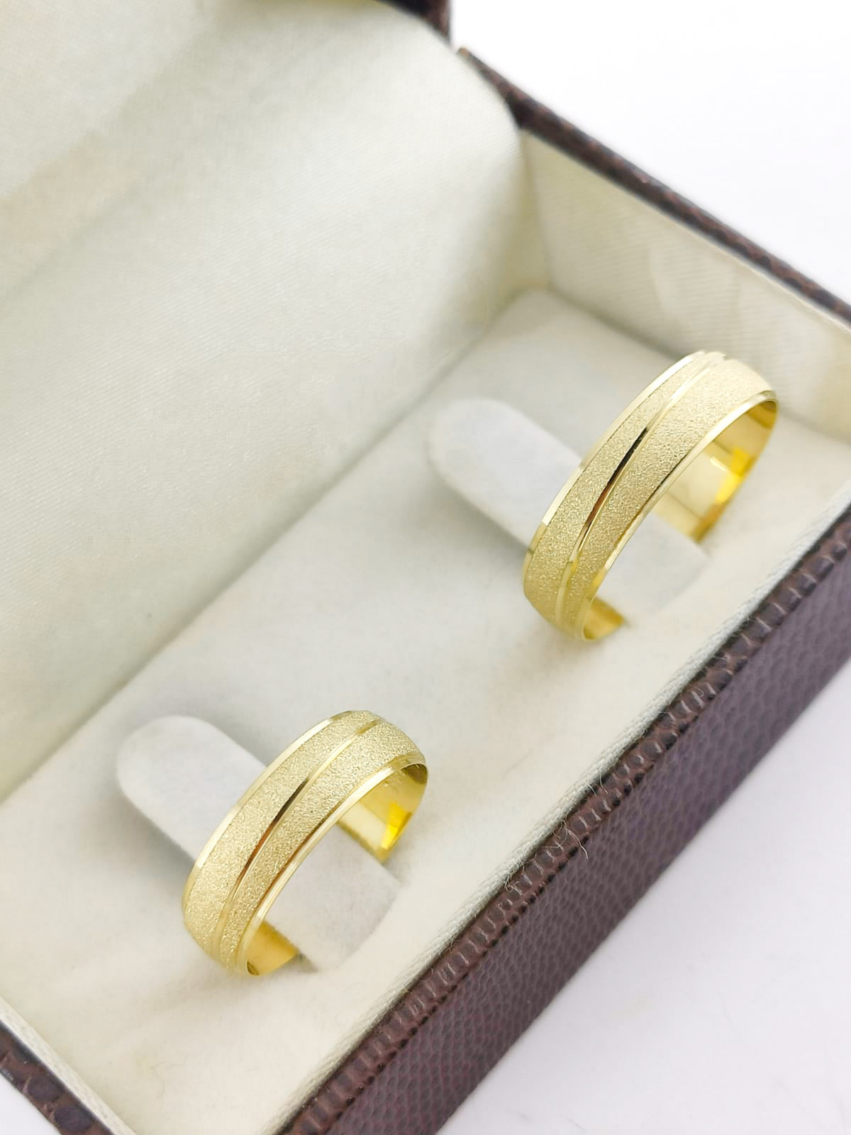 Par de Alianças Ouro 18K Anatômica com Friso Transversal Fosca Polida 5,5mm