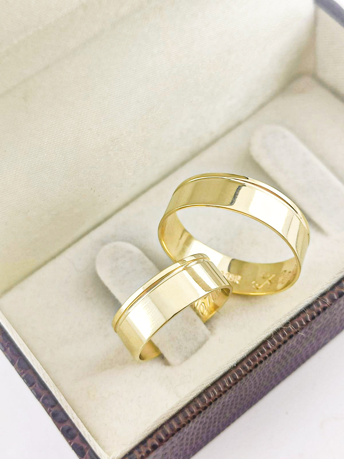 Par de Alianças Ouro 18K Anatômica com Friso Moldura Polida 6mm
