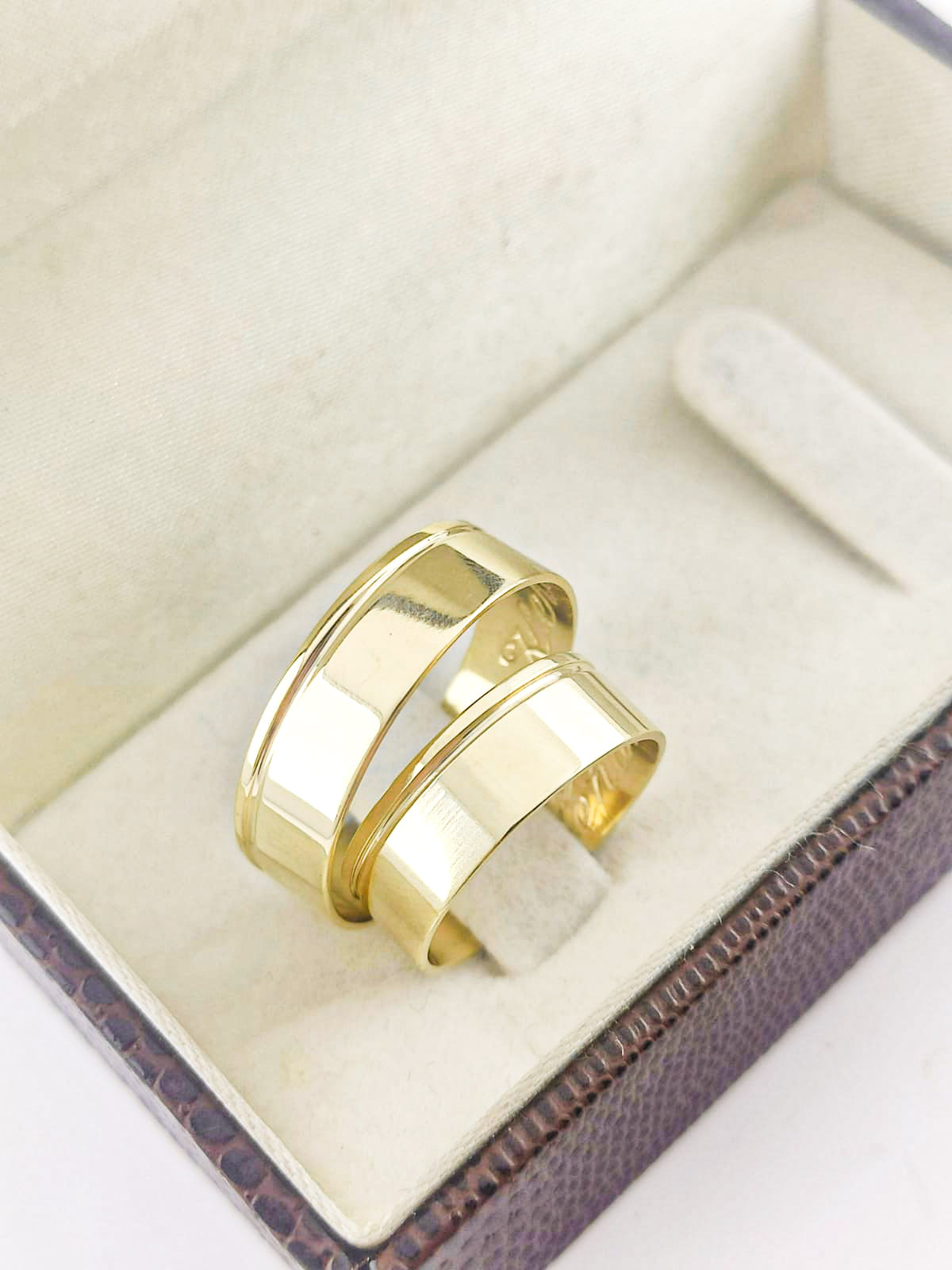 Par de Alianças Ouro 18K Anatômica com Friso Moldura Polida 6mm