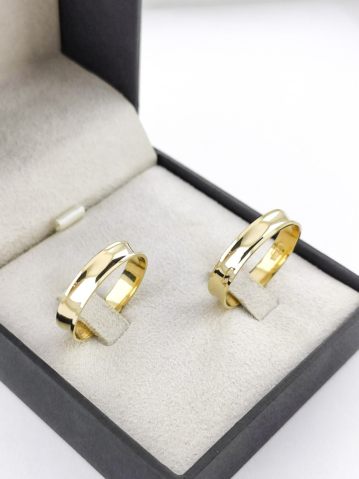 Par de Alianças Ouro 18K Anatômica Côncava Polida 4mm