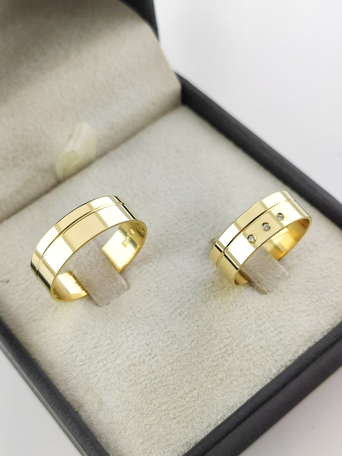 Par de Alianças Ouro 18K Anatômica Reta com 3 Pedras Polida 6mm