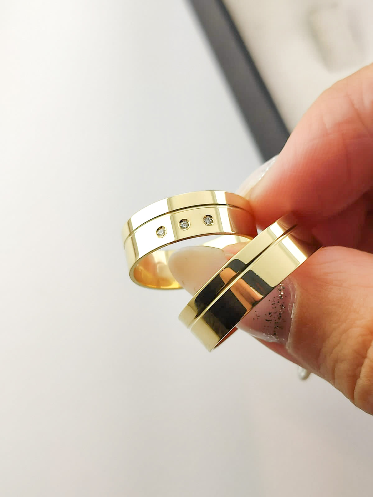 Par de Alianças Ouro 18K Anatômica Reta com 3 Pedras Polida 6mm