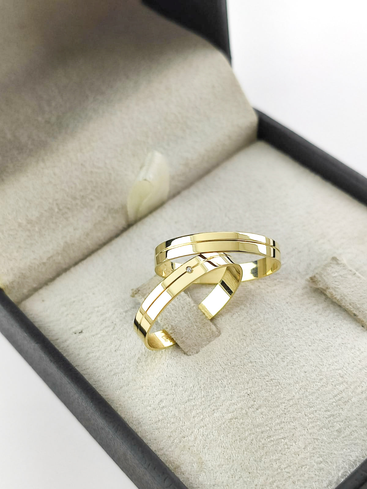 Par de Alianças Ouro 18K Anatômica Reta com Friso Polida 3,5mm