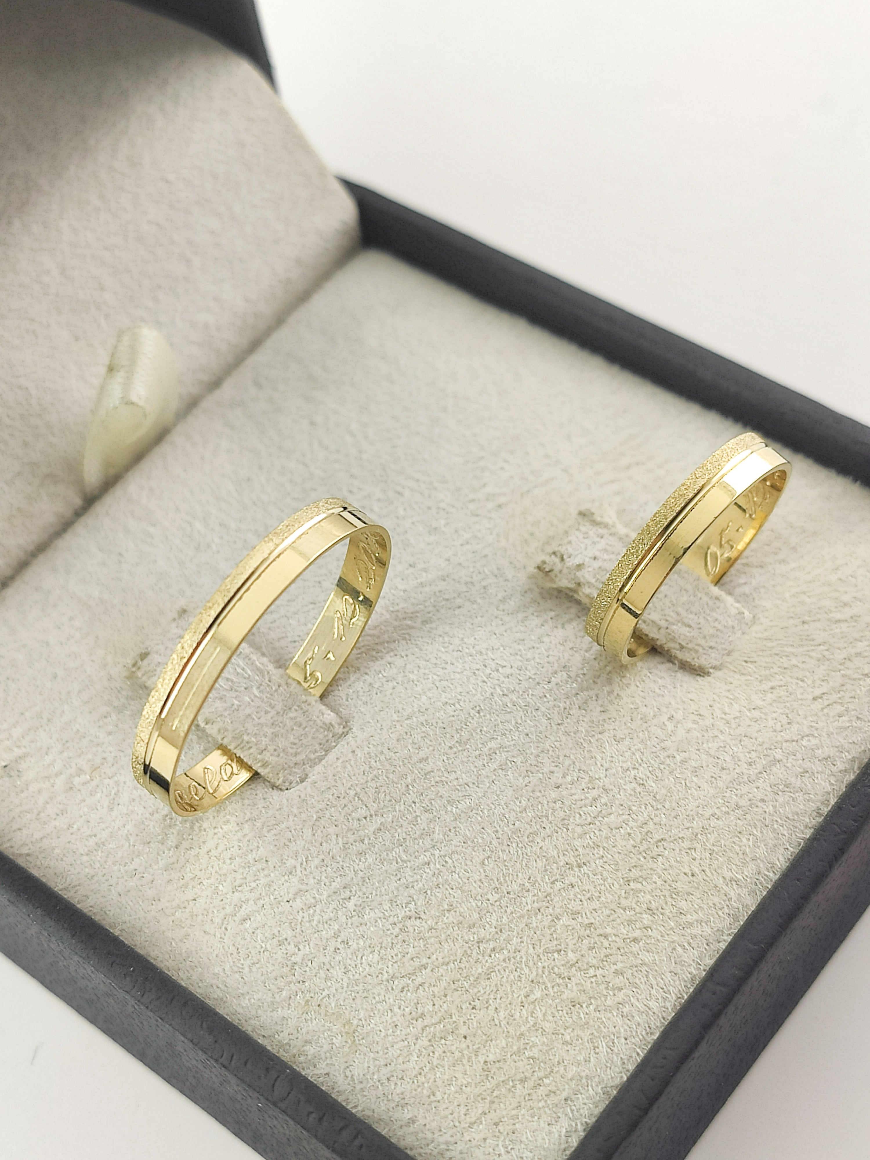 Par de Alianças Ouro 18K Anatômica Meia Fosca Polida 3mm