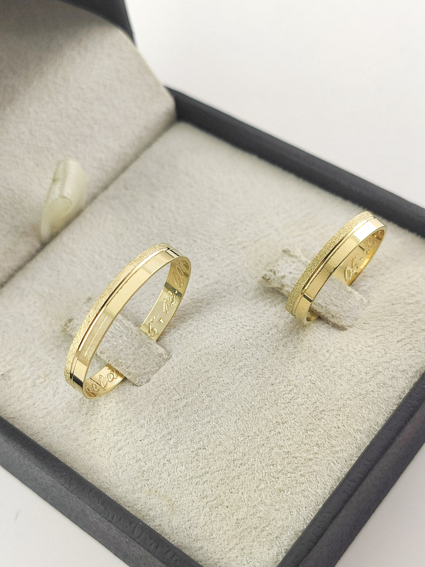 Par de Alianças Ouro 18K Anatômica Meia Fosca Polida 3mm