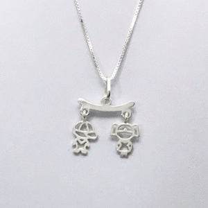 Colar com pingente casal bonecos