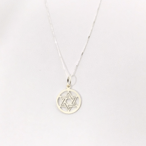 Colar com pingente Estrela de Davi moldura